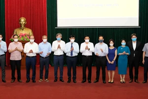 Bộ trưởng Nguyễn Thanh Long, lãnh đạo Cục Khoa học công nghệ và đào tạo/Văn phòng Bộ Y tế cùng các nhà tài trợ ủng hộ Quỹ vắc xin COVID-19 sáng 28/5. Nguồn: Trần Minh.