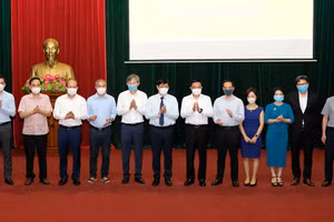 Bộ trưởng Nguyễn Thanh Long, lãnh đạo Cục Khoa học công nghệ và đào tạo/Văn phòng Bộ Y tế cùng các nhà tài trợ ủng hộ Quỹ vắc xin COVID-19 sáng 28/5. Nguồn: Trần Minh.