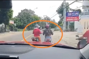 Video: Hai "ninja" đi xe máy đỗ giữa đường "tám" chuyện như chốn không người