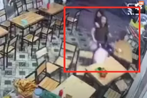 Video: Hai cô gái đầu trần, lái xe máy đâm thẳng vào quán ăn