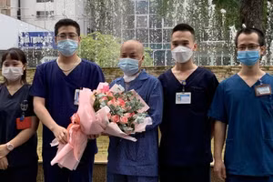 Các y bác sĩ BV Thanh Nhàn chúc mừng bệnh nhân trong ngày ra viện. Ảnh: Uyên Vũ.