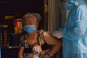 TP Hồ Chí Minh tiêm vắc xin tại nhà cho người già yếu, di chuyển khó khăn