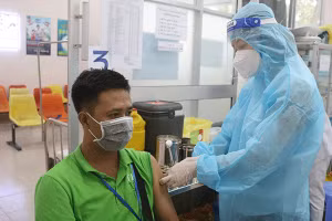 Người dân được tiêm vắc xin Vero Cell. Ảnh: Báo Cần Thơ.