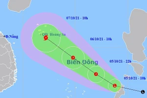 Dự báo vị trí và đường đi của ATNĐ, bão trên Biển Đông. Ảnh: NCHMF.