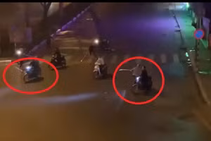 Video: Gần 20 thanh niên nẹt pô, cầm gậy rượt đuổi đánh nhau trên phố Hà Nội