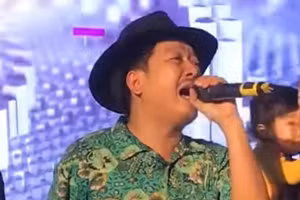 Theo lịch sẽ diễn cùng cố nghệ sĩ Chí Tài, Trường Giang khóc trên sân khấu