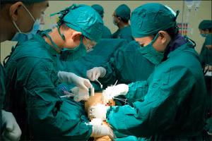 Các bác sĩ tiến hành phẫu thuật cho bệnh nhân. Ảnh: BV.