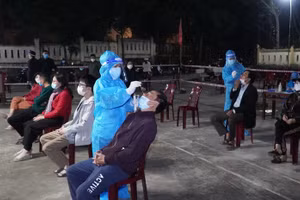 Xét nghiệm cho người dân khu phong tỏa của thị trấn Đồng Lê. Ảnh: Nội Hà.