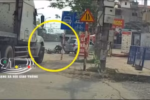 Video: Tài xế container đánh tới tấp người đàn ông đi xe máy sang đường bất cẩn