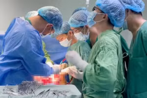 Cứu sống bệnh nhân 55 tuổi bị đâm thấu bụng nguy kịch