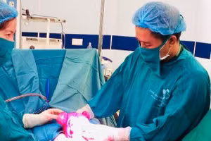Các bác sĩ tiến hành ca phẫu thuật. Ảnh: BV.