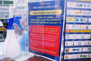 Nhà thuốc có thông báo cụ thể về quy định mua thuốc thuốc trị Covid-19 chứa hoạt chất Monulpiravir. Ảnh: SKĐS.
