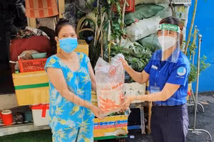 Đoàn viên thanh niên quận Bình Thạnh chuyển gạo hỗ trợ người dân gặp khó khăn. Nguồn: Trang tin điện tử Đảng Bộ TP Hồ Chí Minh.