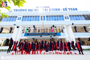 Sinh viên trường Đại học Tài chính - Kế toán (UFA) trong lễ tốt nghiệp.