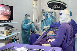 Kíp phẫu thuật nội soi đã thực hiện ca mổ sau 1 giờ. Ảnh: BV.