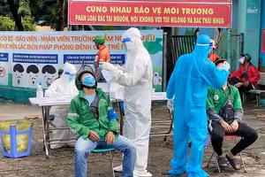 Lấy mẫu xét nghiệm cho shipper tại phường Bình Trị Đông B, quận Bình Tân, sáng 18/9. Ảnh: SGGP.