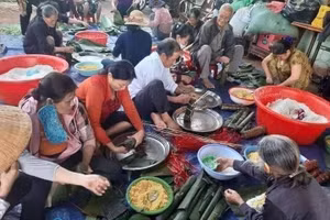 Nhiều người dân trong đó có cả các cụ già cùng góp sức gói bánh chưng để ủng hộ đồng bào miền Trung. Ảnh: Facebook.