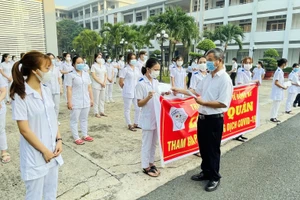 Lãnh đạo Trường Cao đẳng y tế Đồng Nai động viên các sinh viên trước khi lên đường làm nhiệm vụ chống dịch. Nguồn: CDC Đồng Nai 