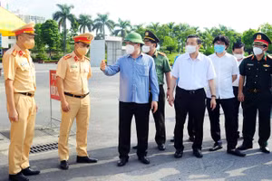 Bí thư Thành ủy Đinh Tiến Dũng kiểm tra việc thiết lập các chốt kiểm soát người ra vào Vùng 1. Nguồn: Thành ủy Hà Nội.