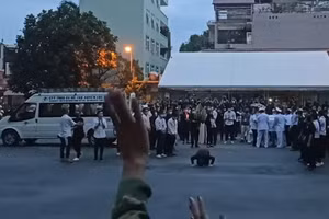 Cảm động khoảnh khắc Hoài Linh cúi đầu tri ân công chúng tại đám tang Chí Tài