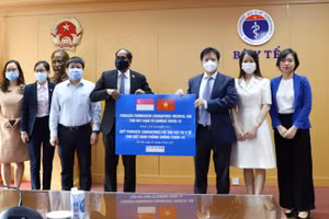 Thứ  trưởng Bộ Y tế cùng các đại biểu tiếp nhận vật tư y tế do Quỹ Temasek Singapore trao tặng Việt Nam phục vụ công tác phòng, chống dịch Covid-19.