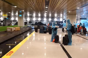 Những hành khách có hộ chiếu vắc xin đầu tiên nhập cảnh sân bay Vân Đồn, Quảng Ninh. Ảnh: VDO.