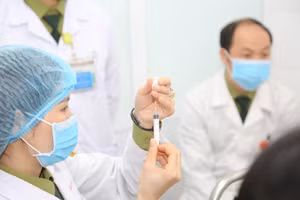 Chuẩn bị tiêm vắc xin Covid-19 của Việt Nam nhóm liều 50mcg cho các tình nguyện viên. Ảnh: BYT.