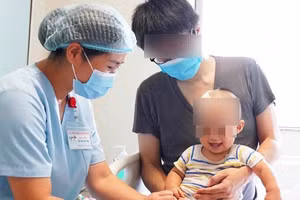 Trải qua 1 tháng điều trị, bệnh nhi đã được đoàn tụ với gia đình. Ảnh: Dân trí.