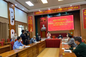 TS Trần Thị Nhị Hà - Giám đốc Sở Y tế Hà Nội làm việc cùng Ban chỉ đạo công tác phòng chống dịch bệnh Covid-19 huyện Quốc Oai. Ảnh: SYT.