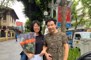 Rạng rỡ hình ảnh con gái được bố tặng hoa ngày làm thủ tục dự thi