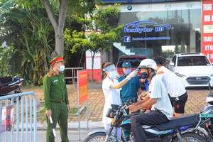 Một chốt kiểm soát người ra vào thành phố Hải Dương tại chốt kiểm tra trên đường Trường Chinh. Ảnh: Mạnh Minh/TTXVN