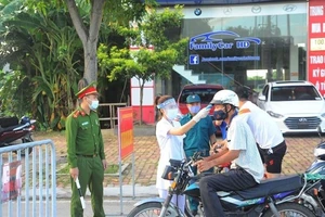 Một chốt kiểm soát người ra vào thành phố Hải Dương tại chốt kiểm tra trên đường Trường Chinh. Ảnh: Mạnh Minh/TTXVN