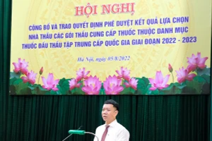 Ông Lê Thanh Dũng – Giám đốc Trung tâm Mua sắm tập trung thuốc Quốc gia phát biểu tại Hội nghị công bố và trao quyết định phê duyệt kết quả lựa chọn nhà thầu các gói thầu cung cấp thuốc thuộc danh mục thuốc đấu thầu tập trung cấp quốc gia giai đoạn 2022-2023. Ảnh: Trần Minh.