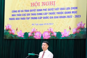 Ông Lê Thanh Dũng – Giám đốc Trung tâm Mua sắm tập trung thuốc Quốc gia phát biểu tại Hội nghị công bố và trao quyết định phê duyệt kết quả lựa chọn nhà thầu các gói thầu cung cấp thuốc thuộc danh mục thuốc đấu thầu tập trung cấp quốc gia giai đoạn 2022-2023. Ảnh: Trần Minh.