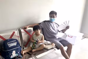 Qua 4 ngày sau khi A.N. được can thiệp bít thành công túi phình mạch máu não, bé đã cầm nắm đồ vật bằng cả 2 tay, thị lực hồi phục. Nguồn: BV.