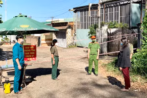 Lãnh đạo UBND phường Trà Bá (TP. Pleiku) kiểm tra chốt kiểm soát phòng-chống dịch tại hẻm 318 Trường Chinh. Ảnh: Như Nguyện.