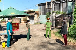 Lãnh đạo UBND phường Trà Bá (TP. Pleiku) kiểm tra chốt kiểm soát phòng-chống dịch tại hẻm 318 Trường Chinh. Ảnh: Như Nguyện.