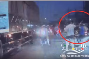 Video: Xôn xao tài xế dừng xe tải giữa đường cầm dao xuống dằn mặt người ném đá vào xe