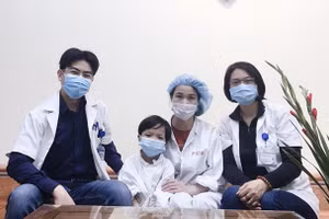 Các thầy thuốc Trung tâm tim mạch và lồng ngực, Bệnh viện Hữu nghị Việt Đức chụp ảnh kỷ niệm cùng bệnh nhi L.X.H. Nguồn: Bệnh viện Hữu nghị Việt Đức.