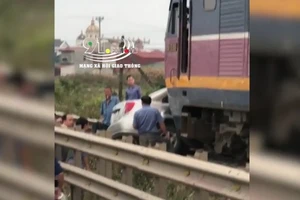 Video: Ô tô bị tàu hỏa đâm trực diện khi cố ý vượt đường ray