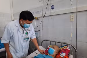 Sau ca mổ, hiện bệnh nhân tỉnh táo, tự thở đều, dẫn lưu màng phổi trái ra ít dịch hồng. Ảnh: BVCC.