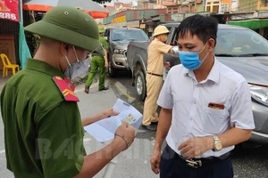 Chốt tại quốc lộ 5 giao quốc lộ 38 địa phận Quán Gỏi (Bình Giang) chiều Hải Phòng-Hà Nội kiểm soát chặt chẽ người và phương tiện ở tỉnh ngoài vào. Ảnh: Báo Hải Dương.