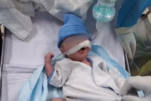 Bé trai nặng 2kg chào đời khoẻ mạnh ở phòng hồi sức Covid-19 