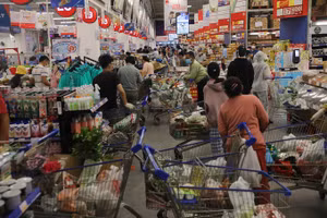 Khách đi mua hàng tại MM Mega Thủ Đức ngày 20/8. Ảnh: Quỳnh Trần.
