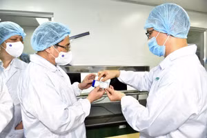 Thủ tướng Phạm Minh Chính thăm Công ty TNHH MTV Vắc xin và Sinh phẩm số 1 (VABIOTECH). Ảnh minh họa, nguồn: VGP.
