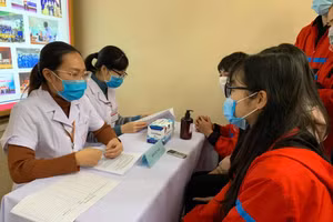 Các bác sĩ tư vấn cho tình nguyện viên. Ảnh: SKĐS