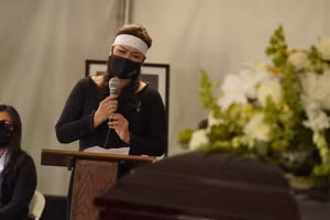 Ca sĩ Phương Loan hát Em ở đâu tiễn biệt chồng. Ảnh: Huỳnh Mẫn.