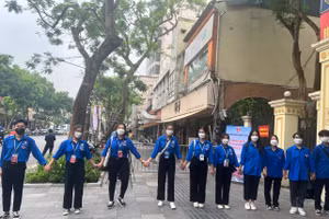 Tình nguyện viên bảo đảm an toàn sức khỏe cho thí sinh đến điểm thi