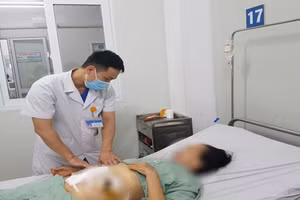 Bệnh nhân được theo dõi sau phẫu thuật. Ảnh: BV.