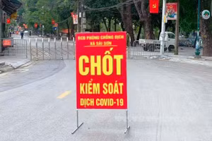 Huyện Quốc Oai thực hiện phong tỏa tạm thời khu vực có các trường hợp nhiễm và nghi nhiễm Covid-19. Ảnh: H.Phong - H. Mai.